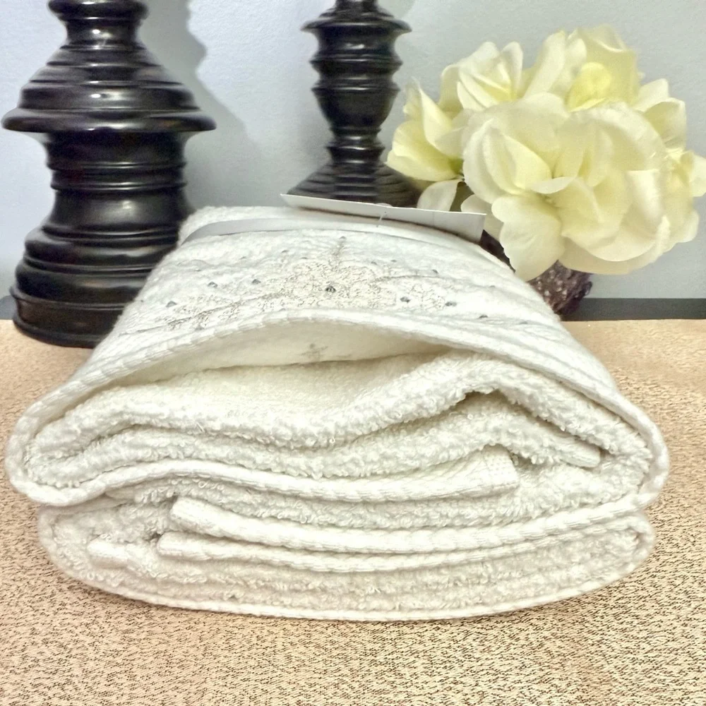 NWT Set of 2 Shimmering Rhinestone SNOWFLAKE Turkish Bathroom Hand Towels